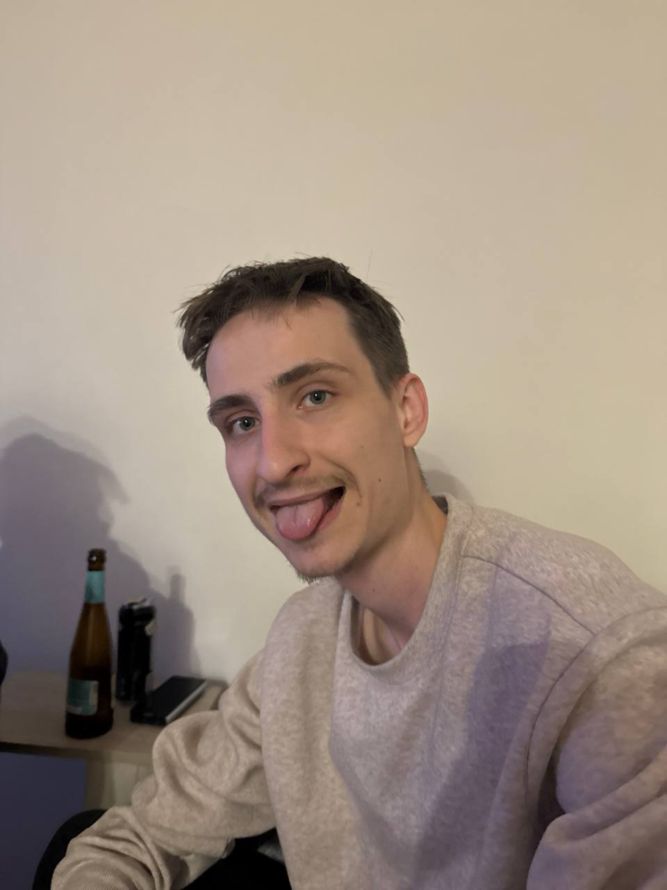 Главный герой постироничного лендинга